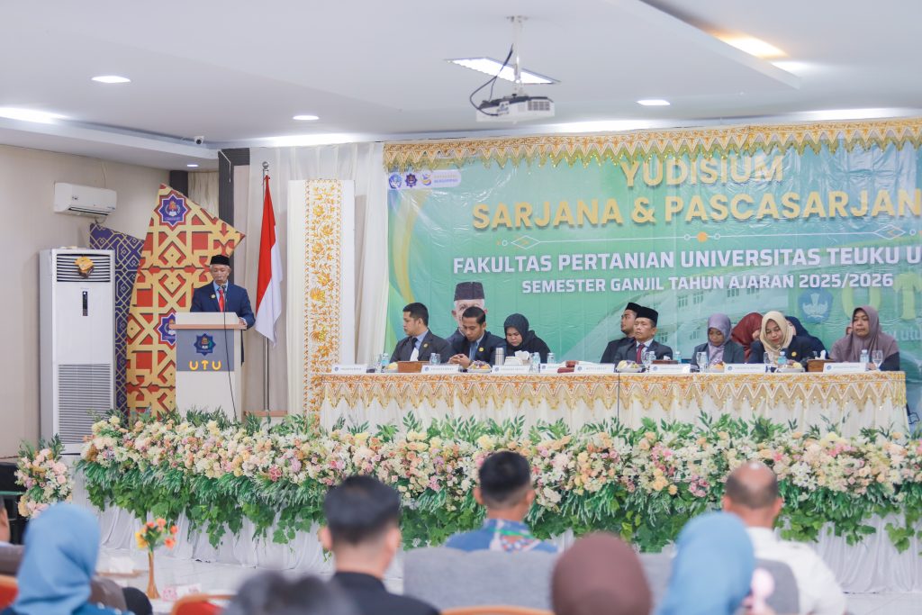 Meulaboh - Fakultas Pertanian Universitas Teuku Umar kembali menorehkan momen penuh kebanggaan melalui pelaksanaan Yudisium Sarjana dan Pascasarjana Semester Ganjil Tahun Ajaran 2025/2026. Kegiatan yang berlangsung dalam suasana khidmat ini menjadi tonggak penting bagi para mahasiswa yang telah menyelesaikan perjalanan akademiknya dan siap melangkah menuju dunia profesional maupun jenjang pendidikan yang lebih tinggi.

Acara yudisium berlangsung dengan nuansa formal namun hangat, dihadiri unsur pimpinan fakultas, senat, dosen serta tamu undangan. Dari awal hingga akhir, rangkaian kegiatan dipenuhi rasa haru, bangga, dan syukur. Momen ini tidak hanya menjadi seremoni akademik, tetapi juga menjadi simbol keberhasilan, kerja keras, dan ketekunan para lulusan dalam menyelesaikan studinya.

Dalam sambutannya, pimpinan fakultas menegaskan bahwa yudisium bukanlah akhir dari perjalanan, melainkan awal dari pengabdian yang lebih luas di tengah masyarakat. Para lulusan diharapkan mampu membawa nama baik almamater, menjunjung nilai integritas, serta memberikan kontribusi nyata bagi pembangunan, khususnya di sektor pertanian yang semakin menuntut inovasi, kreativitas, dan daya saing.

Pelaksanaan yudisium ini juga mencerminkan komitmen Fakultas Pertanian Universitas Teuku Umar dalam mencetak sumber daya manusia unggul, adaptif, dan siap menghadapi tantangan zaman. Dengan bekal ilmu pengetahuan, keterampilan, dan pengalaman selama masa perkuliahan, para lulusan diharapkan dapat menjadi agen perubahan yang mampu memberikan solusi bagi berbagai persoalan di masyarakat.

Suasana aula yang dihiasi dengan dekorasi elegan dan nuansa akademik semakin menambah kesan istimewa pada kegiatan tersebut. Kehadiran keluarga, sahabat, dan civitas akademika menjadi penyemangat tersendiri bagi para peserta yudisium. Momen ini pun menjadi bukti bahwa keberhasilan akademik adalah hasil dari sinergi antara mahasiswa, dosen, orang tua, dan institusi pendidikan.

Yudisium Sarjana dan Pascasarjana Fakultas Pertanian Universitas Teuku Umar ini menjadi lebih dari sekadar seremoni kelulusan. Ia adalah perayaan atas proses panjang perjuangan, dedikasi, dan harapan besar untuk masa depan. Dari kampus ini, lahir generasi baru yang diharapkan mampu berkarya, mengabdi, dan membawa perubahan positif bagi daerah, bangsa, dan negara.